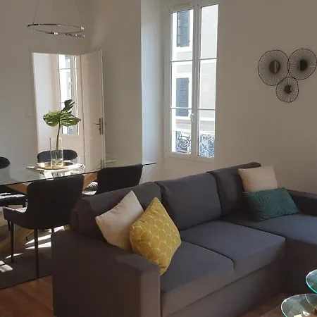 Bright Modern Chic In Centre *