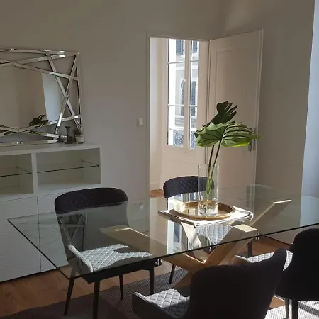 Bright Modern Chic In Centre Апартаменты *