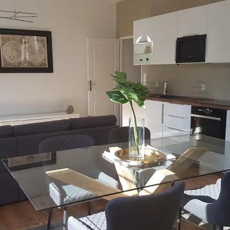 Bright Modern Chic In Centre По