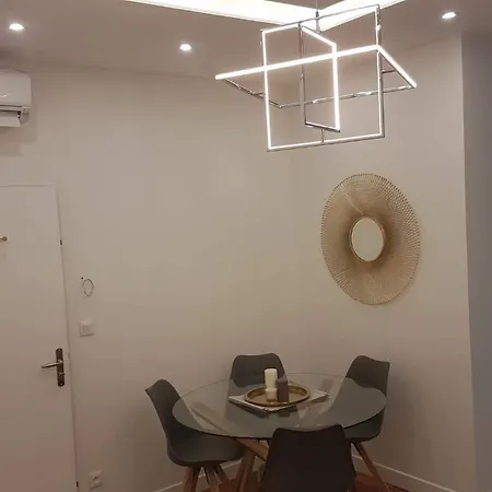 Апартаменты Bright Modern Chic In Centre По