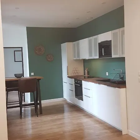 Bright Modern Chic In Centre